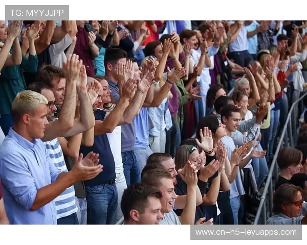 摔跤联赛老将上演绝地反击,观众起立鼓掌 摔跤联赛老将上演绝地反击,观众起立鼓掌