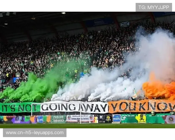 球迷看台燃放烟花，比赛短暂中断