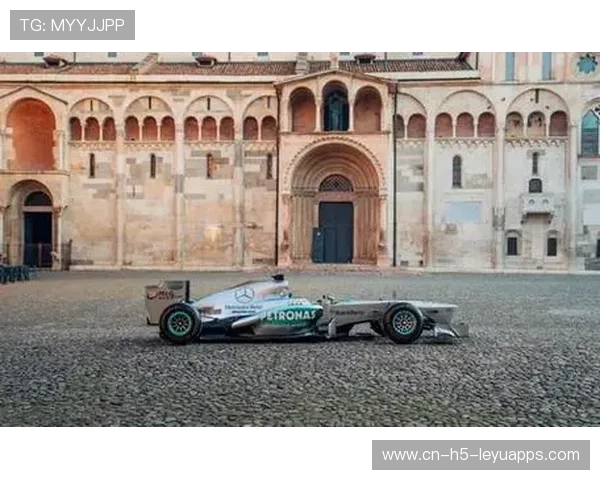 梅奔新赛车加速表现提升，汉密尔顿称满意，梅奔f12020新车